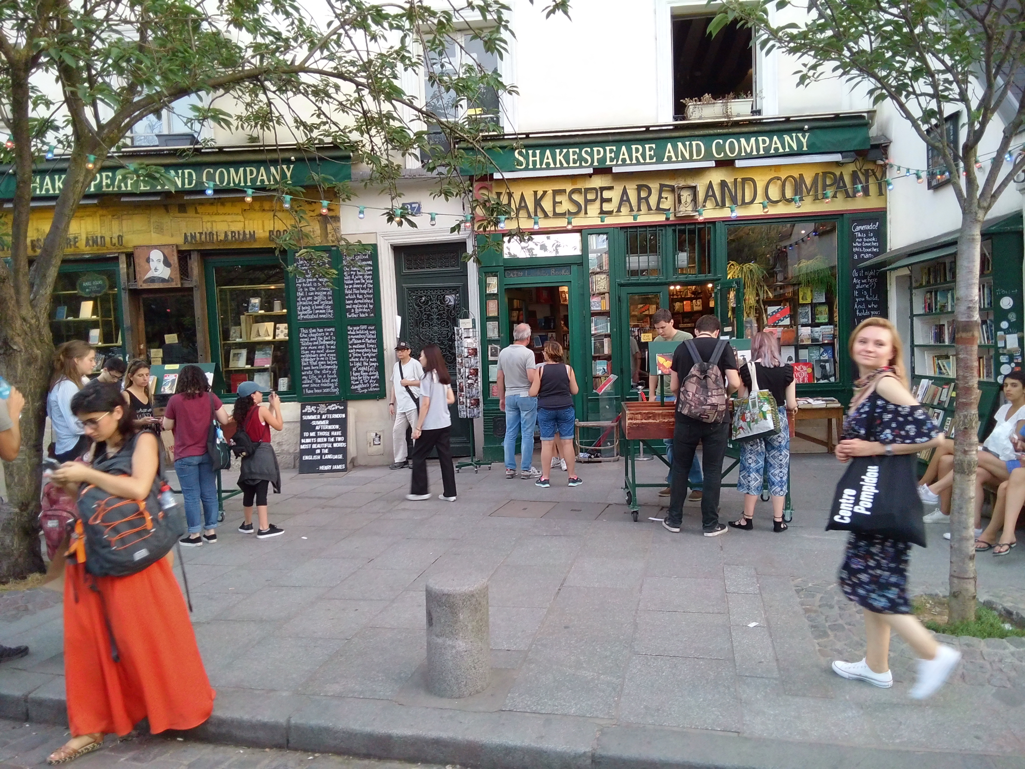 SHAKESPEARE &amp; COMPANY (FOTO 1)