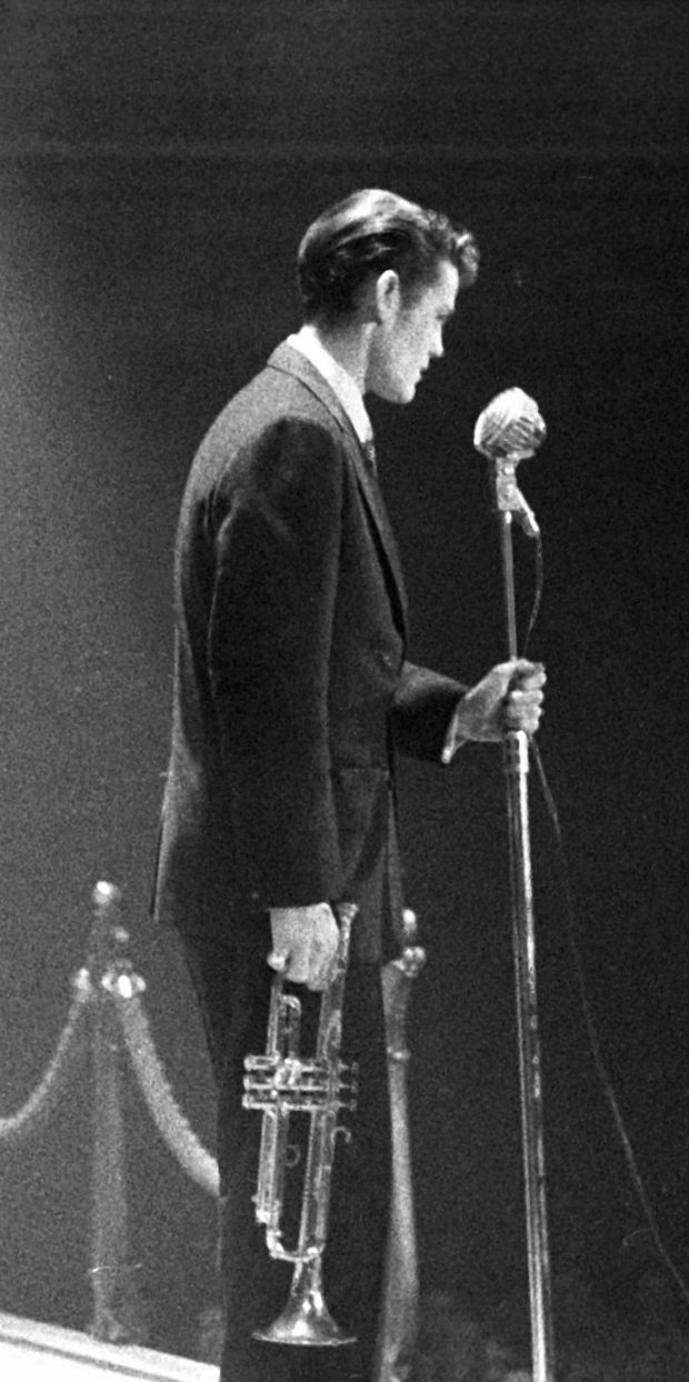 I'M A FOOL TO WANT YOU (FOTO 1)