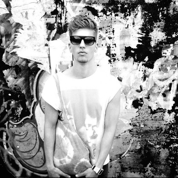 SINOPSIS 53 (FOTO 3)