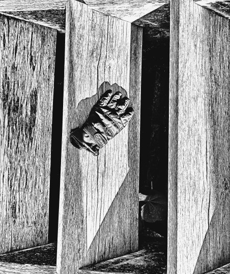 GLOVES 5 (CAPTURED) (FOTO)