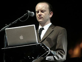 SEÑOR COCONUT (FOTO 2)